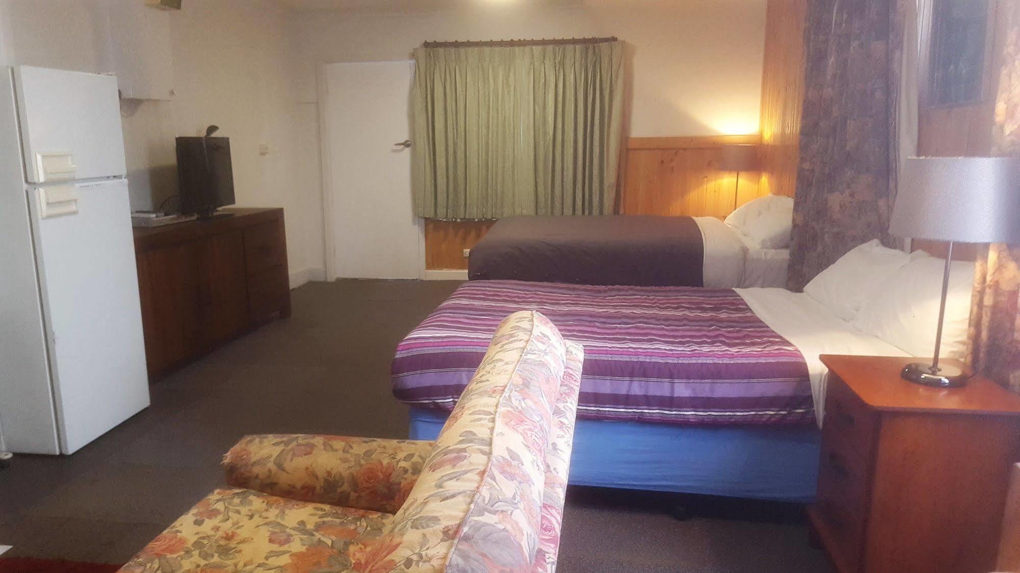 Clunes Motel Exterior photo